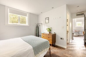 Room - Converted Flat in Amazing Converted Schoolhouse Near Fowey Harbour (Fowey)