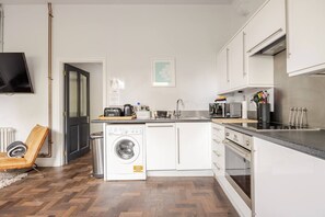 Apartment | 1 bedroom, Internet - Converted Flat in Amazing Converted Schoolhouse Near Fowey Harbour (Fowey)