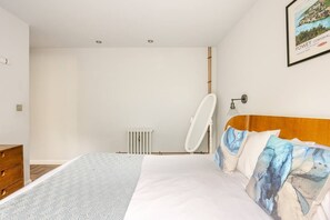 1 bedroom, Internet - Converted Flat in Amazing Converted Schoolhouse Near Fowey Harbour (Fowey)