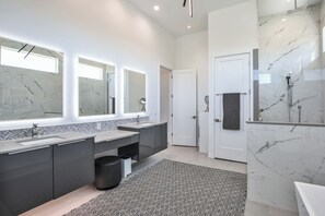 Shower, hair dryer, towels, toilet paper - Luxury Siesta Key Retreat 4BR/4BA Private Coastal Escape Near Beach & Shops (Siesta Key)