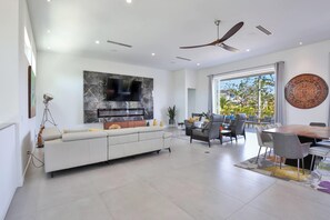 TV, fireplace - Luxury Siesta Key Retreat 4BR/4BA Private Coastal Escape Near Beach & Shops (Siesta Key)
