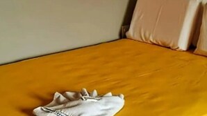 A single bed with a yellow bedspread, a white pillow, and a white blanket. - Pousada Marcone Lima (Barreirinhas)