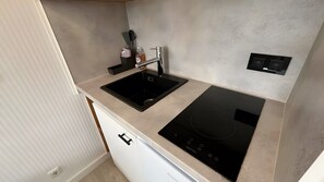 Kühlschrank, Mikrowelle, Herdplatte, Wasserkocher