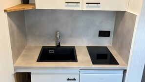 Fridge, microwave, stovetop, electric kettle - Apartment for 2 People (25 m²) in Kreuzau (Kreuzau)