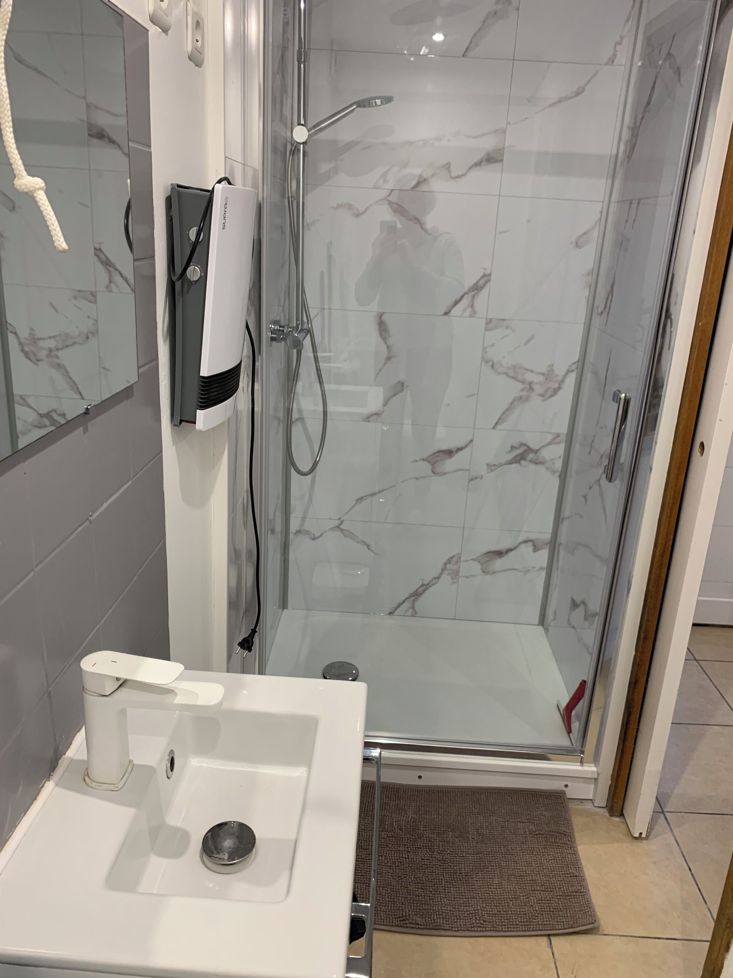 Dusj, hårføner, håndklær og toalettpapir