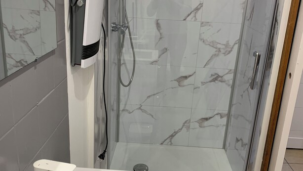 A modern bathroom with a glass-enclosed shower, a white sink with a soap dispenser, and a towel rack. - Gîte 4 pers between sea and countryside Saint Josse (Saint-Josse)