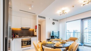 Una cucina moderna con zona pranzo, televisione a schermo piatto e vista sulla città.