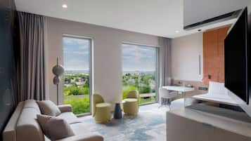 Privilege, Room, 1 King Bed | Minibar, in-room safe, desk, laptop workspace