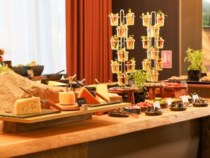 A buffet with various cheeses, meats, and a selection of fruit and vegetable dishes. - Mercure Oradea (Oradea)