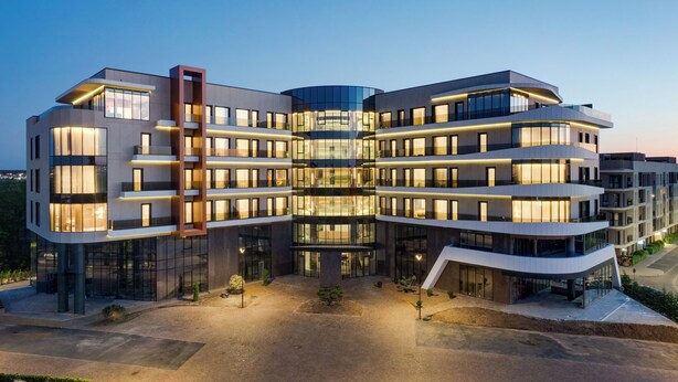 A multi-story hotel with a curved facade, large windows, and a central courtyard. - Mercure Oradea  (Oradea)
