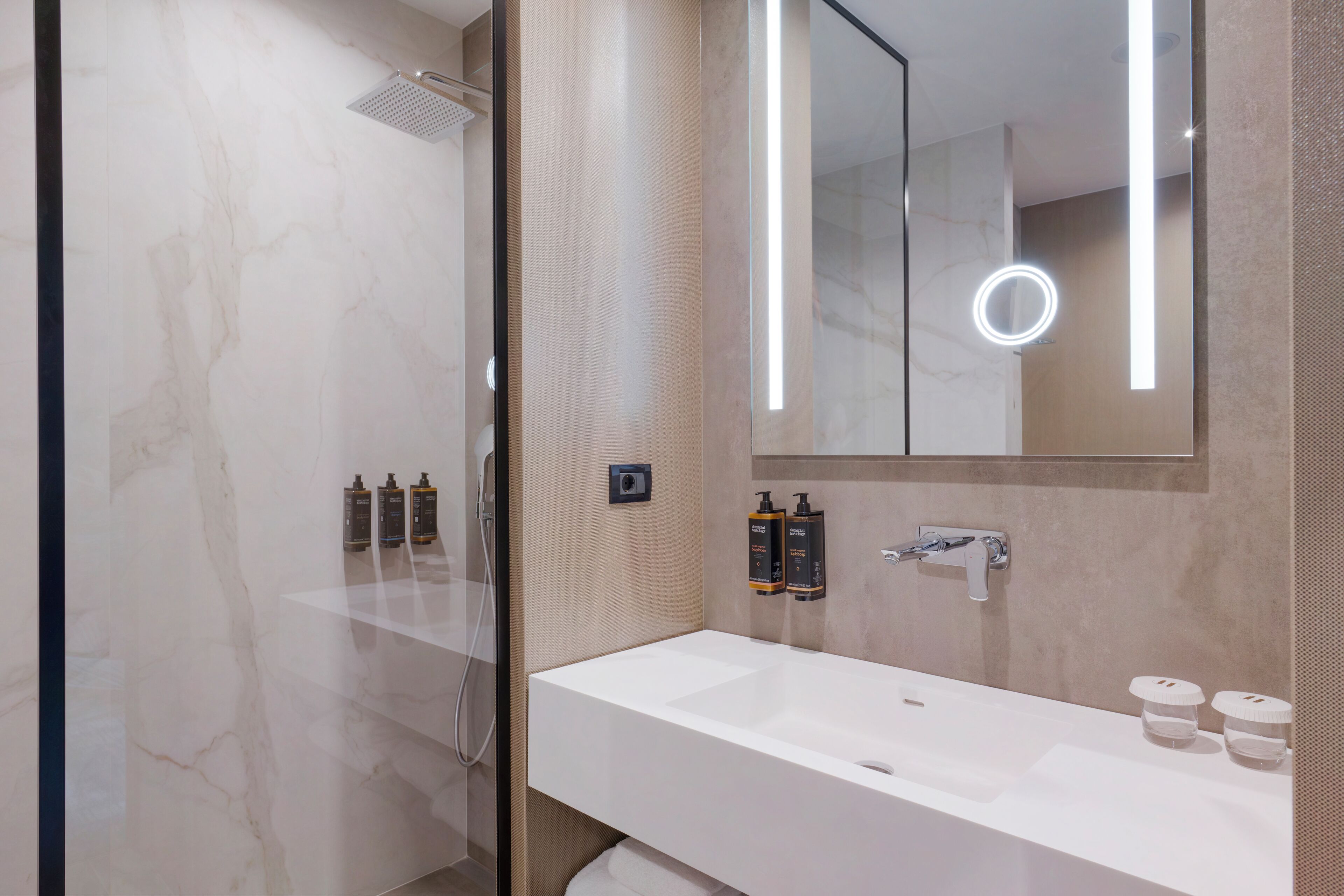 Klassieke kamer, 2 eenpersoonsbedden | Badkamer | Een douche, een regendouche, een haardroger, badjassen