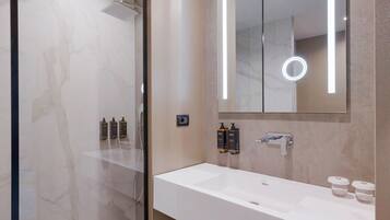 Klassieke kamer, 2 eenpersoonsbedden | Badkamer | Een douche, een regendouche, een haardroger, badjassen