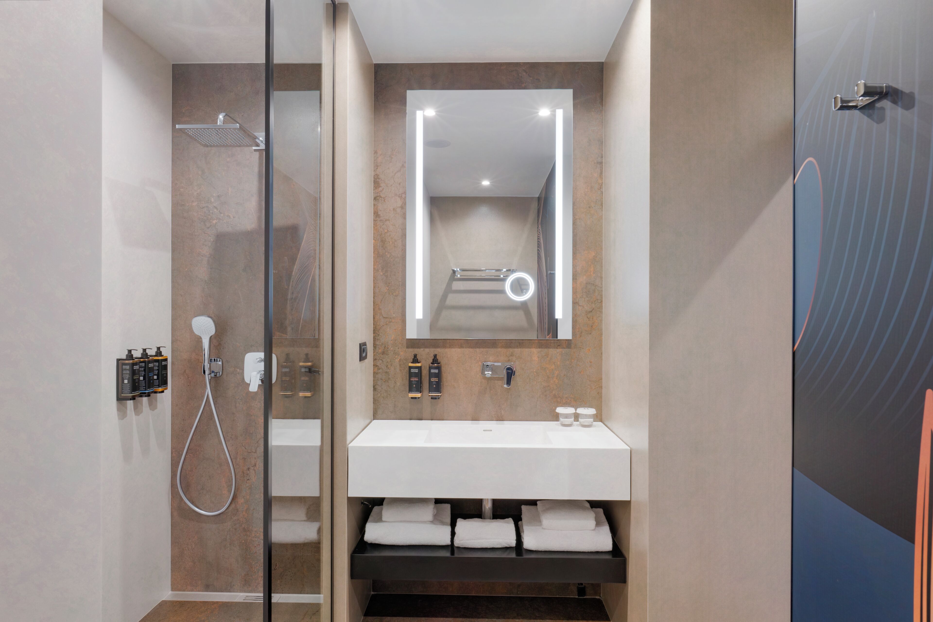 Classic Room, 2 Single Beds | Bathroom | Shower, rainfall showerhead, hair dryer, bathrobes