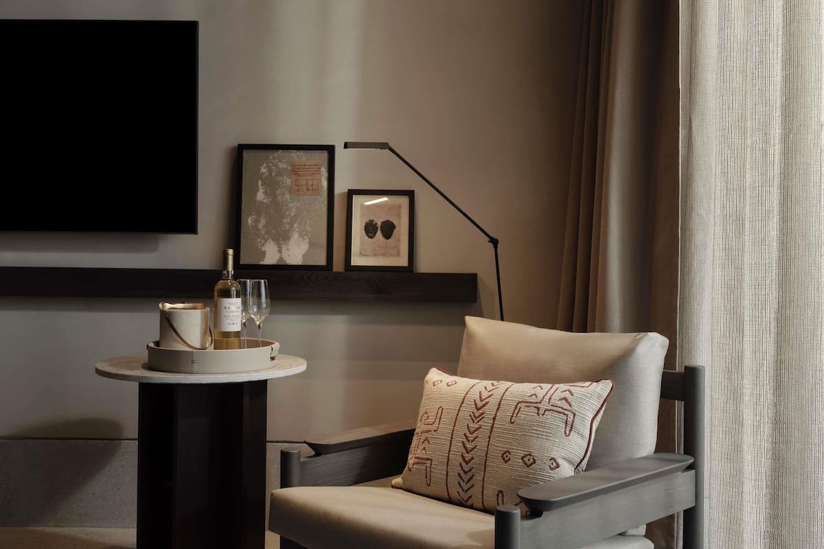 Deluxe-huone, 1 suuri parisänky ja vuodesohva, merinäköala | Tallelokero huoneessa, ilmainen Wi-Fi, vuodevaatteet