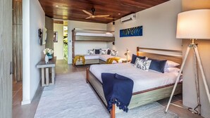 Un dormitorio moderno con una cama litera, mesitas de noche, una lámpara y un cuadro en la pared.