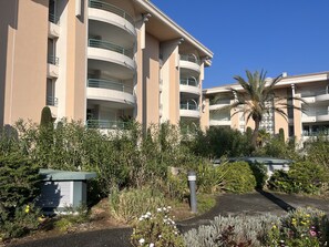 Exterior - Port Fréjus, Le Cesaree, Exceptional 2-bedroom apartment with garden and pool views, ideal for 4 lucky guests, air conditioning and garage (Fréjus)