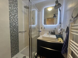 Shower, hair dryer - Port Fréjus, Le Cesaree, Exceptional 2-bedroom apartment with garden and pool views, ideal for 4 lucky guests, air conditioning and garage (Fréjus)