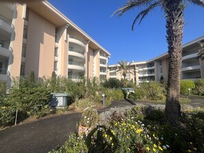 Property grounds - Port Fréjus, Le Cesaree, Exceptional 2-bedroom apartment with garden and pool views, ideal for 4 lucky guests, air conditioning and garage (Fréjus)
