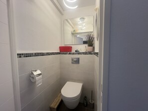 Shower, hair dryer - Port Fréjus, Le Cesaree, Exceptional 2-bedroom apartment with garden and pool views, ideal for 4 lucky guests, air conditioning and garage (Fréjus)