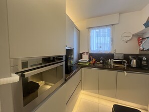 Frigorifero, microonde, forno, lavastoviglie