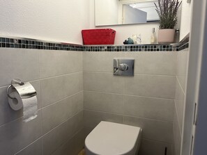Shower, hair dryer - Port Fréjus, Le Cesaree, Exceptional 2-bedroom apartment with garden and pool views, ideal for 4 lucky guests, air conditioning and garage (Fréjus)