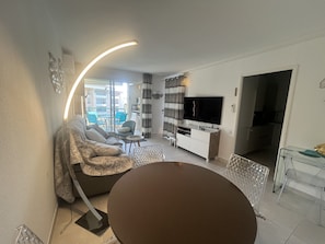 TV - Port Fréjus, Le Cesaree, Exceptional 2-bedroom apartment with garden and pool views, ideal for 4 lucky guests, air conditioning and garage (Fréjus)