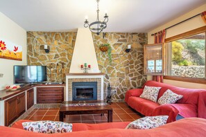Smart TV, fireplace, DVD player, books - Casa Clara. Lovely and quiet rural estancia with private swimming pool. (Canillas de Aceituno)