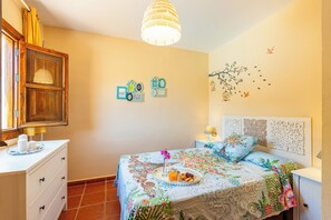 3 bedrooms, desk, iron/ironing board, travel cot - Casa Clara. Lovely and quiet rural estancia with private swimming pool. (Canillas de Aceituno)