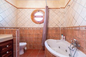 Jetted bath, hair dryer, towels, soap - Casa Clara. Lovely and quiet rural estancia with private swimming pool. (Canillas de Aceituno)
