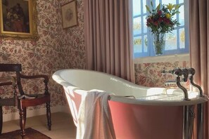 Bathtub dan shower terpisah, bathtub besar,  dan handuk