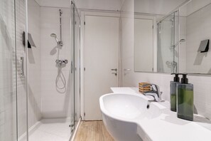 Shower, bidet, towels - Domus Rialto Emerald- Bright 2 Bedrooms in Central (Venice)