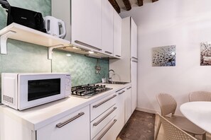 Fridge, microwave, dishwasher - Domus Rialto Emerald- Bright 2 Bedrooms in Central (Venice)