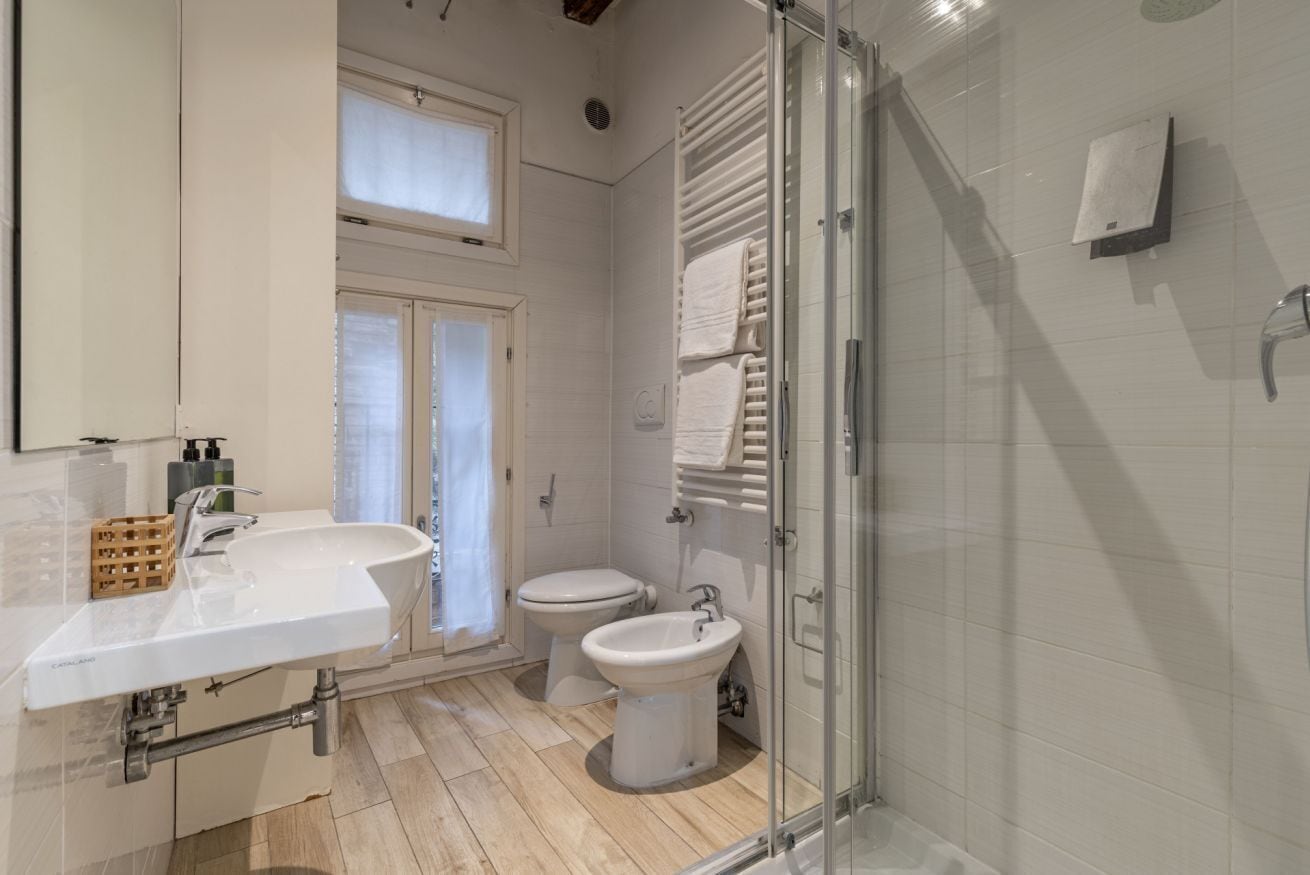 Shower, bidet, towels