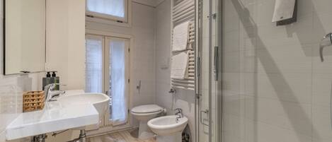 Douche, bidet, serviettes fournies