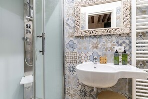 Shower, bidet, towels - Domus Rialto Emerald- Bright 2 Bedrooms in Central (Venice)