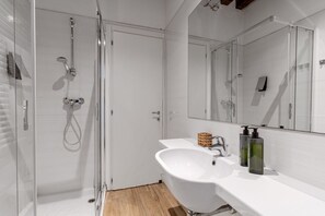 Shower, bidet, towels - Domus Rialto Emerald- Bright 2 Bedrooms in Central (Venice)