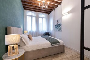 2 bedrooms, iron/ironing board - Domus Rialto Emerald- Bright 2 Bedrooms in Central (Venice)