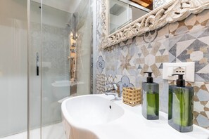 Shower, bidet, towels - Domus Rialto Emerald- Bright 2 Bedrooms in Central (Venice)