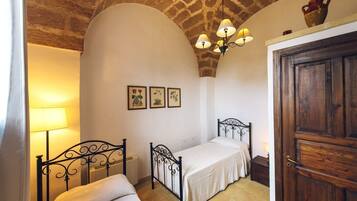 Appartamento Comfort, vista giardino | Ferro/asse da stiro, Wi-Fi gratuito, lenzuola