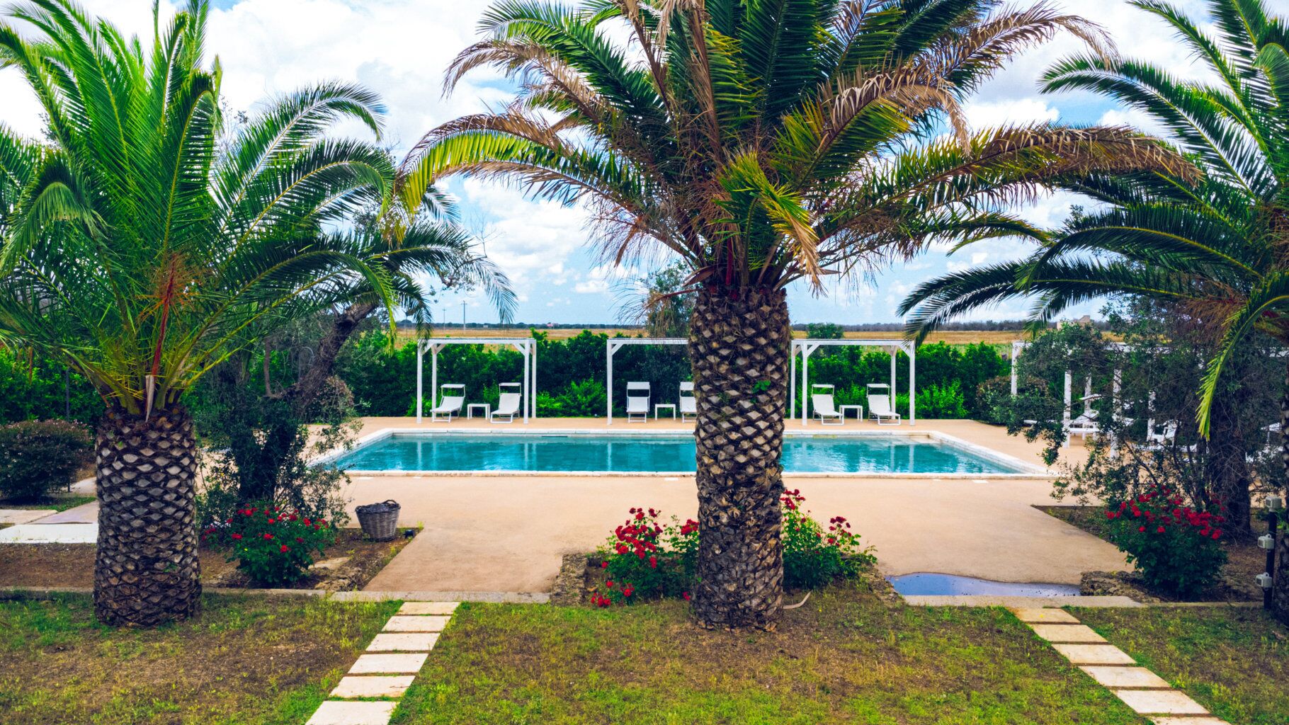 Piscina stagionale all'aperto, ombrelloni da piscina, lettini