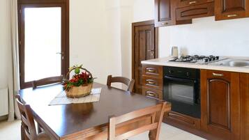 Apartemen Comfort, pemandangan kebun | Dapur pribadi | Lemari es besar
