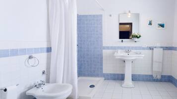 Căn hộ có tầm nhìn toàn cảnh | Phòng tắm | Buồng tắm vòi sen, máy sấy tóc, chậu vệ sinh/vòi rửa, khăn tắm