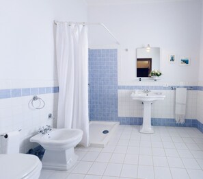 Panoramic Apartment | Bathroom | Shower, hair dryer, bidet, towels - Masseria Tenuta Afra (Squinzano)
