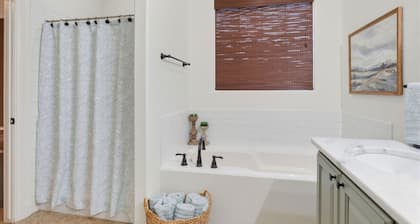 Emily House | 3 King Beds | Pet Friendly