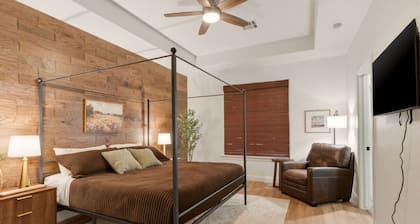 Emily House | 3 King Beds | Pet Friendly