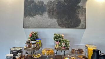 Free daily continental breakfast
