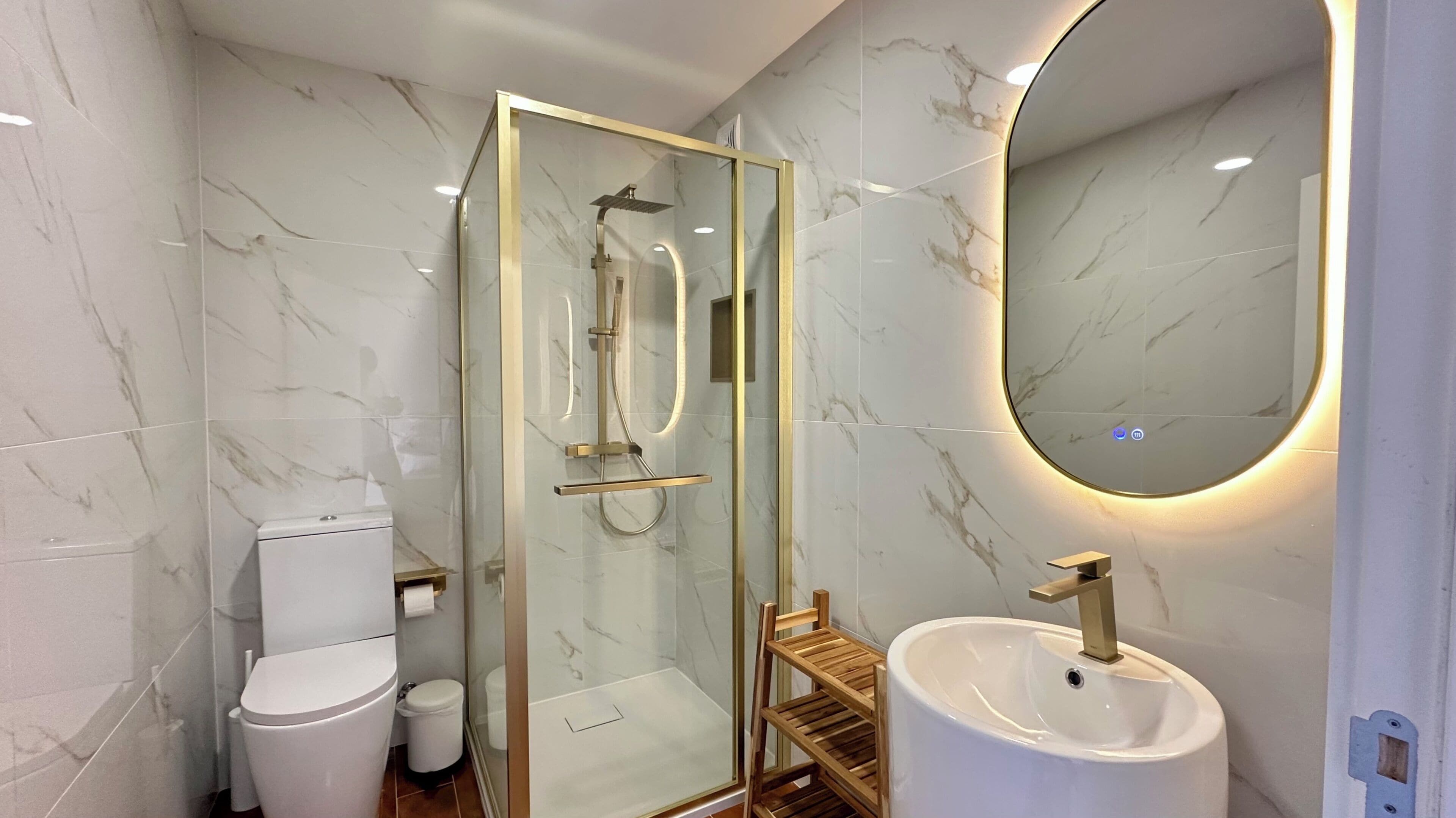 Chambre Double Deluxe, vue piscine | Salle de bain | Articles de toilette gratuits, sèche-cheveux, serviettes fournies, savon