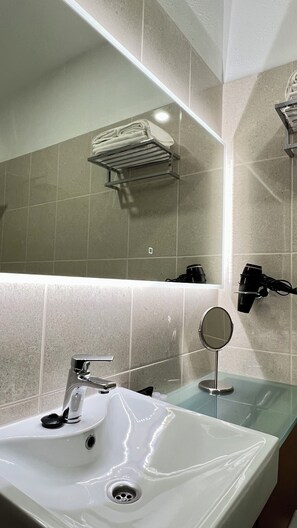 Kahden hengen deluxe-huone, parveke, näköala uima-altaalle | Kylpyhuone | Ilmaiset hygieniatuotteet, hiustenkuivaaja, pyyhkeet, saippua