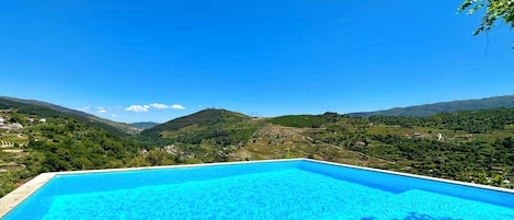 Una piscina al aire libre de temporada