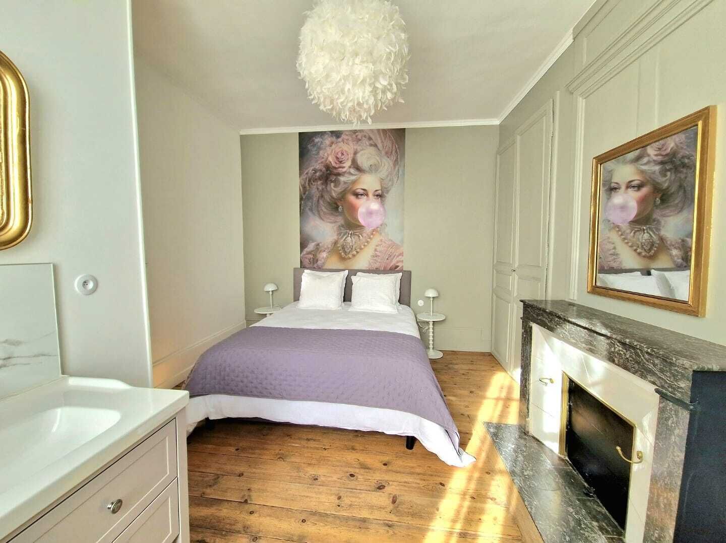 Chambre 1 lit double 160x200cm + salle de douche (lavabo + douche)